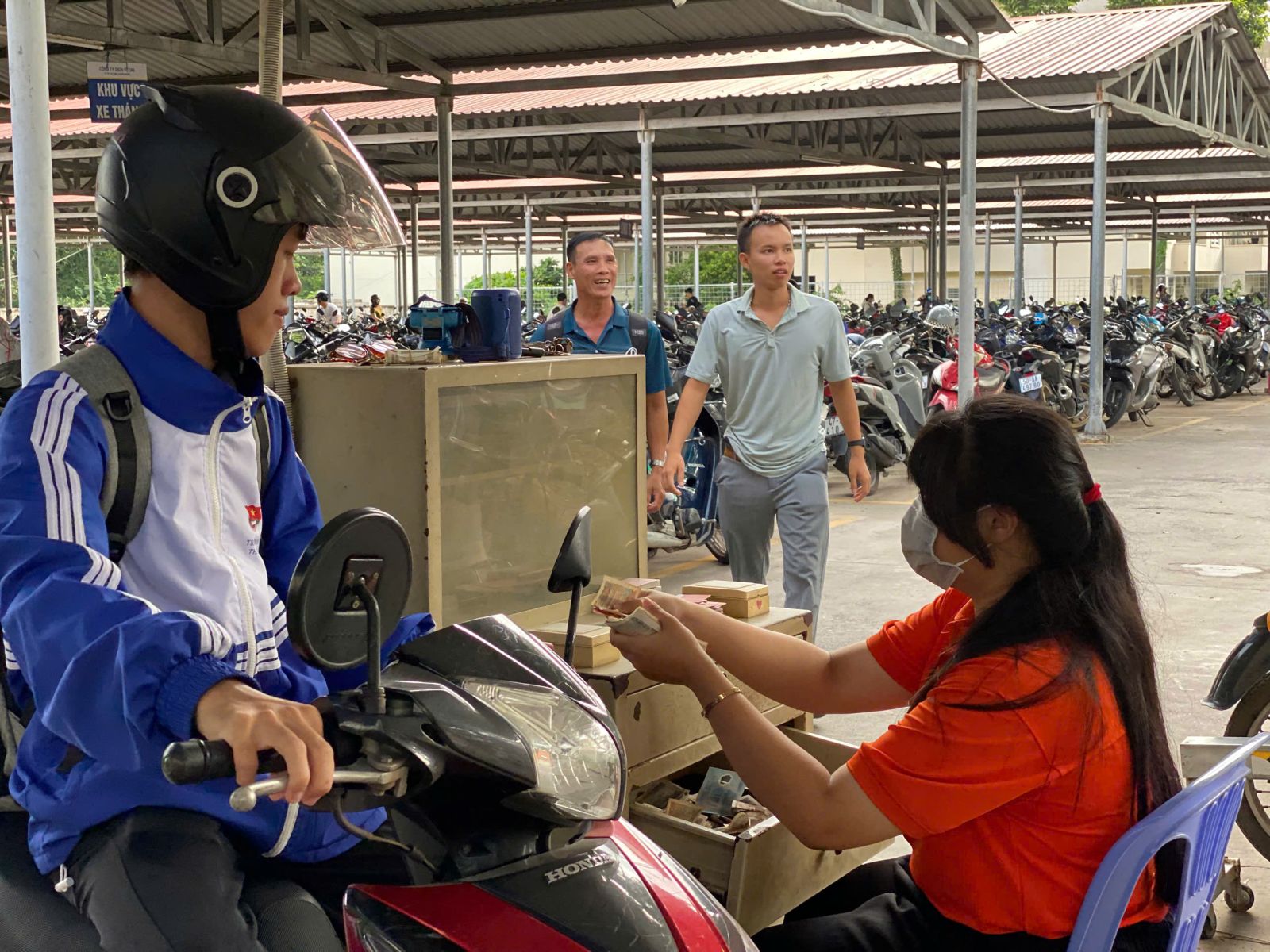 Chi Phí Dịch Vụ Giữ Xe