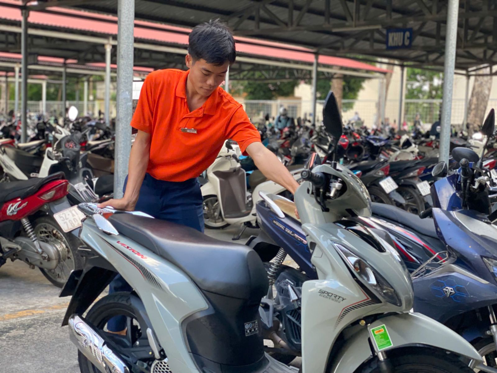 Nhân Viên Giữ Xe Chuyên Nghiệp 286