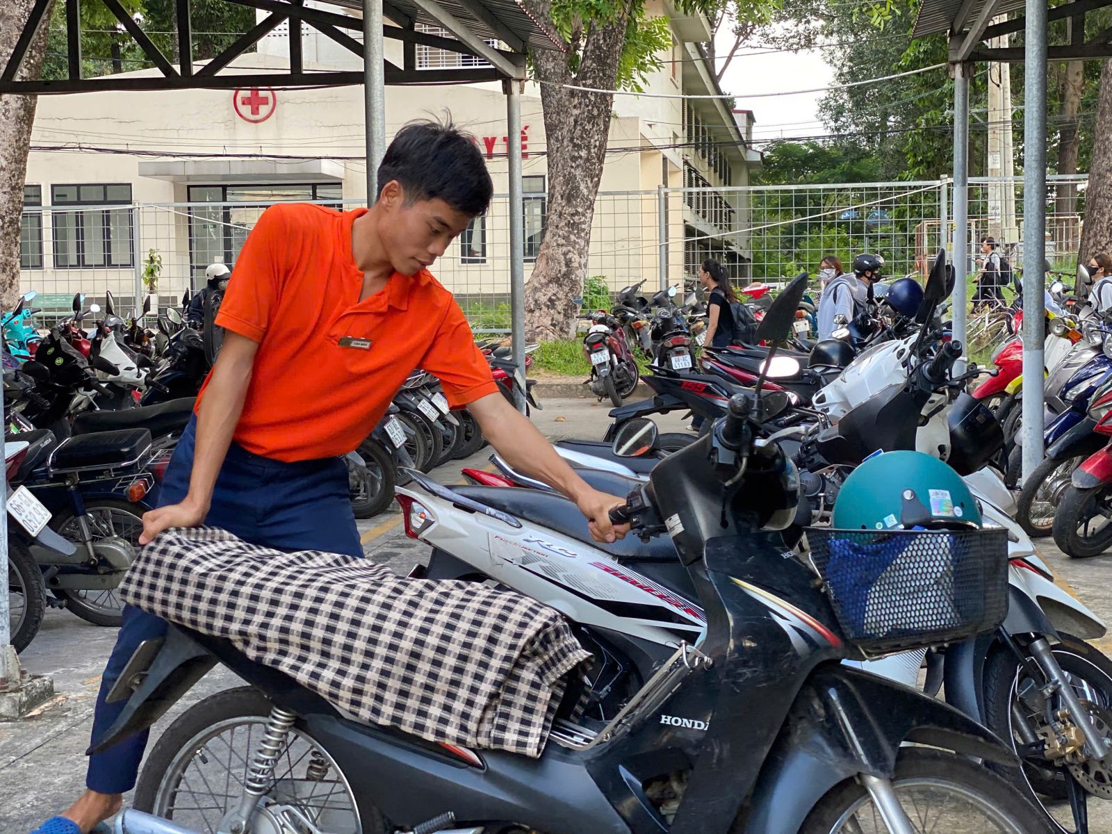 nhân viên giữ xe tận tình