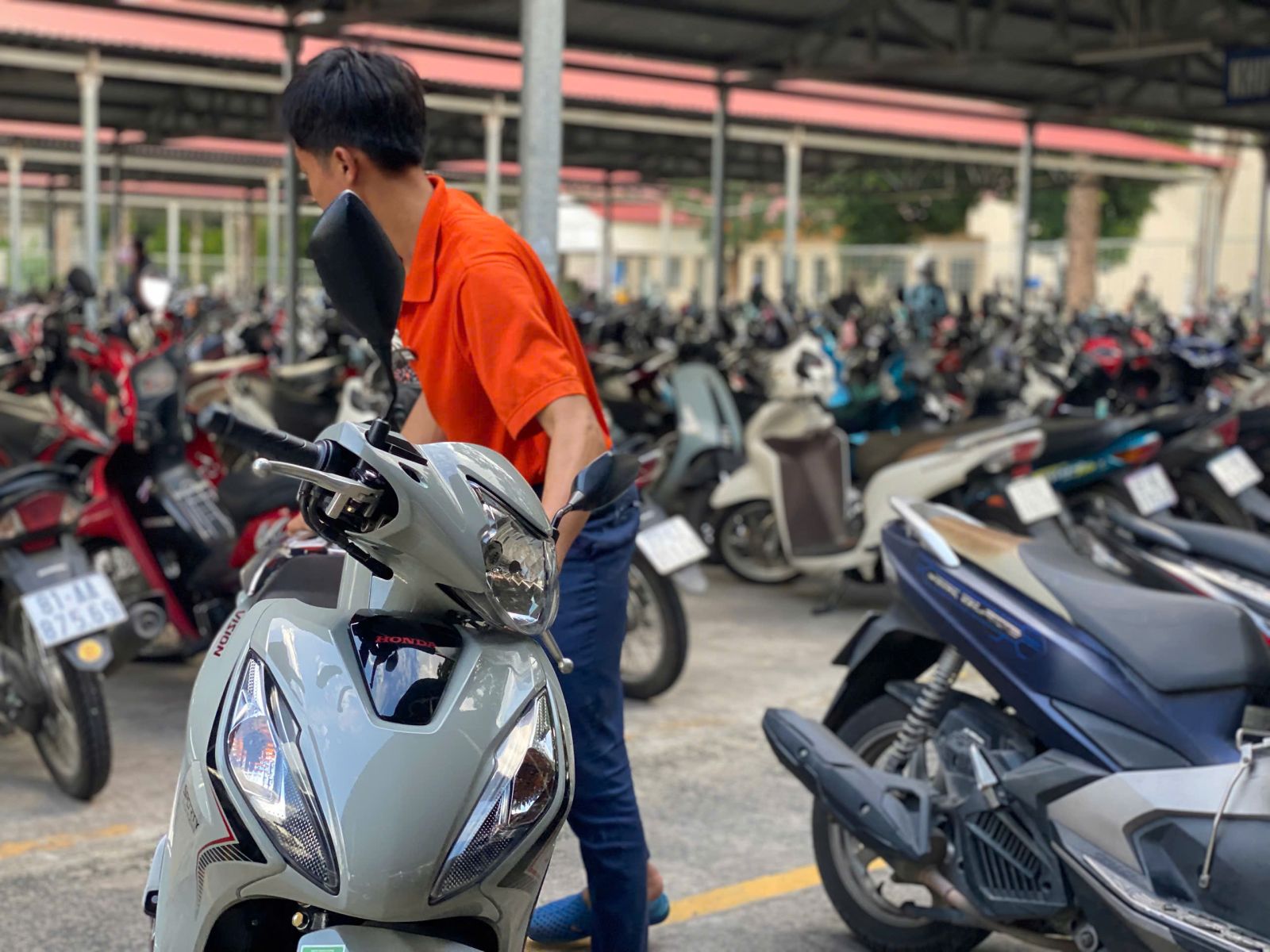 nhân viên giữ xe nhanh nhẹn