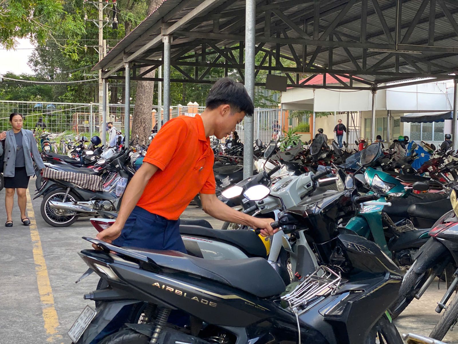 nhân viên quản lý bãi xe tại hcm