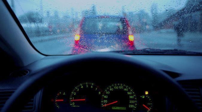 lái xe ô tô mùa mưa