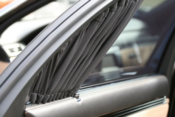 Sử dụng rèm chống nắng cho xe