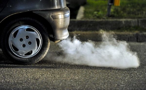 Xuất hiện mùi khói xe ô tô ngọt khả năng cao là xe ô tô của bạn gặp vấn đề về hệ thống làm mát động cơ