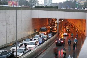 Dừng đỗ xe trong hầm đường bộ dẫn tới ùn tắc giao thông, gây bức xúc cho những người qua lại
