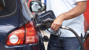 Nhớ giữ đầy bình nhiên liệu cho xe ô tô