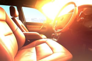 Đỗ xe lâu dưới nắng nóng ảnh hưởng đến ngoại - nội thất xe